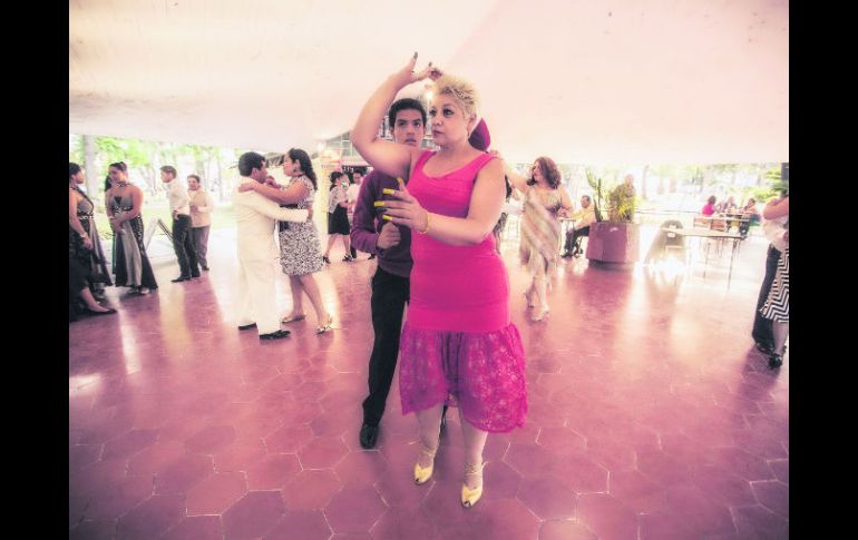 Grupo. Alrededor de 20 parejas danzoneras se reúnen en el Centro tapatío para dejarse llevar por la tradición dancística.  /