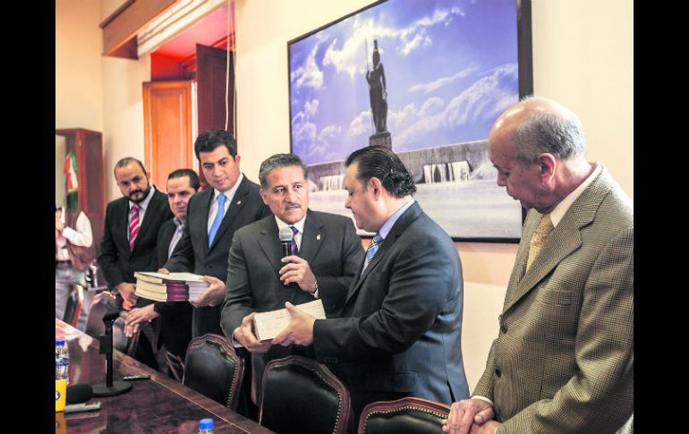 Arturo Zamora entregó ayer el Primer Informe de Gobierno del gobernador Aristóteles Sandoval al presidente del Congreso estatal.  /