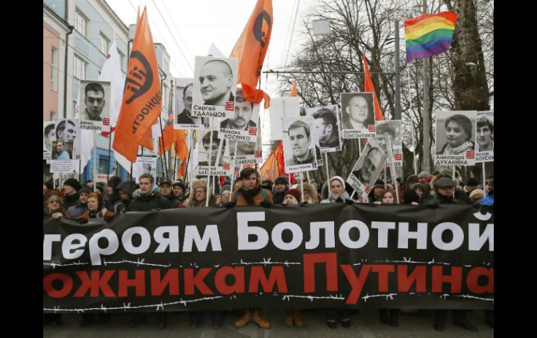 Con retratos de los presos, y pancartas con la leyenda: 'Libertad a los héroes de Bolotnaya, los rehenes de Putin', marchan en Moscú. EFE /