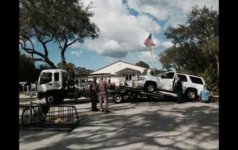 El vehículo llegó hasta un lago adjunto a la casa club. Imagen: bradenton.com. ESPECIAL /