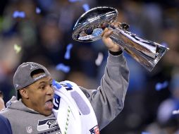 Malcom Smmith fue designado el JMV del Super Bowl XLVIII, aqui levanta el trofeo Vince Lombardi. AP /