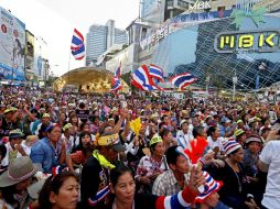 Aspecto de una de las manifestaciones de los antigubernamentales en la ciudad de Bangkok. EFE /