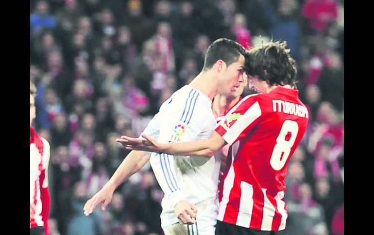 Cristiano Ronaldo se encara con Ander Iturraspe, luego de que el portugués golpeara en la cara a Carlos Gurpegui (izq). AP /
