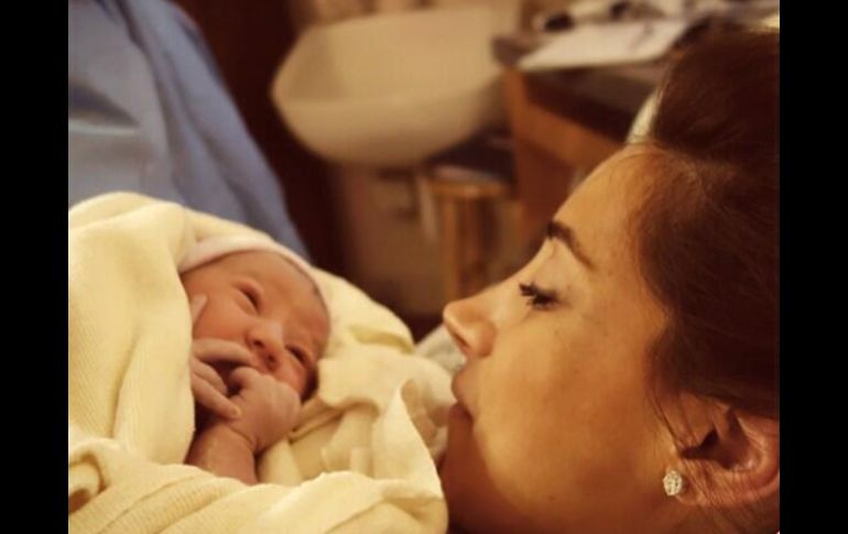 'El día de hoy, una estrella ha nacido. Conozcan a Alena Rose Jonas #babyjonas. Crying', escribe el cantante. ESPECIAL /