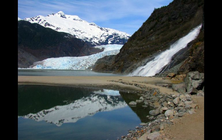 El deshielo altera las propiedades físicas y químicas del agua, por ende el ecosistema de los lagos. ARCHIVO /