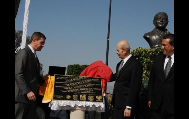 Alfredo Castillo acompañó al gobernador, Fausto Vallejo en la conmemoración del Bicentenario de la muerte de Mariano Matamoros. ESPECIAL /