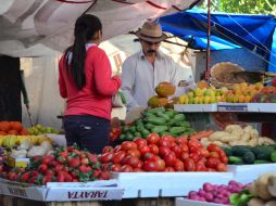 Una mujer acude a hacer sus compras a un puesto de frutas y verduras. ARCHIVO /