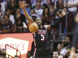 Dwyane Wade salta y bloquea un disparo de Pistons. AP /