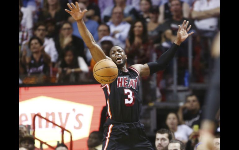 Dwyane Wade salta y bloquea un disparo de Pistons. AP /