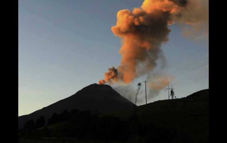 Las explosiones que produce el volcán suceden cada media hora con diversas intensidades. ARCHIVO /