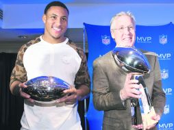 Exitosos. El apoyador Malcolm Smith, Jugador Más Valioso del Super Bowl, y el entrenador de Seattle, Pete Carroll. AP /