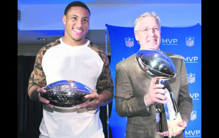 Exitosos. El apoyador Malcolm Smith, Jugador Más Valioso del Super Bowl, y el entrenador de Seattle, Pete Carroll. AP /