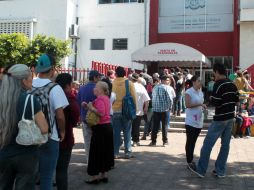 Las personas hacen fila en el módulo de la Secretaría de Movilidad.  /