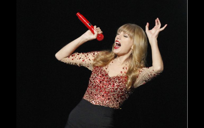 La cantante durante un concierto en Los Ángeles, California, interpretando temas de su reciente álbum RED. ARCHIVO /