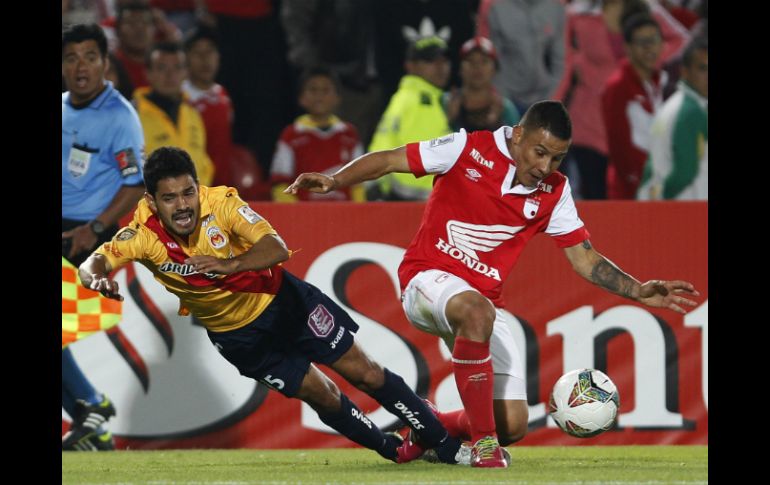 Acción de juego entre Francisco Acuña (i) y Luis Arias. AP /