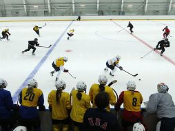 El equipo femenil de los EU entrena en Sochi previo al arranque de las competencias. AP /