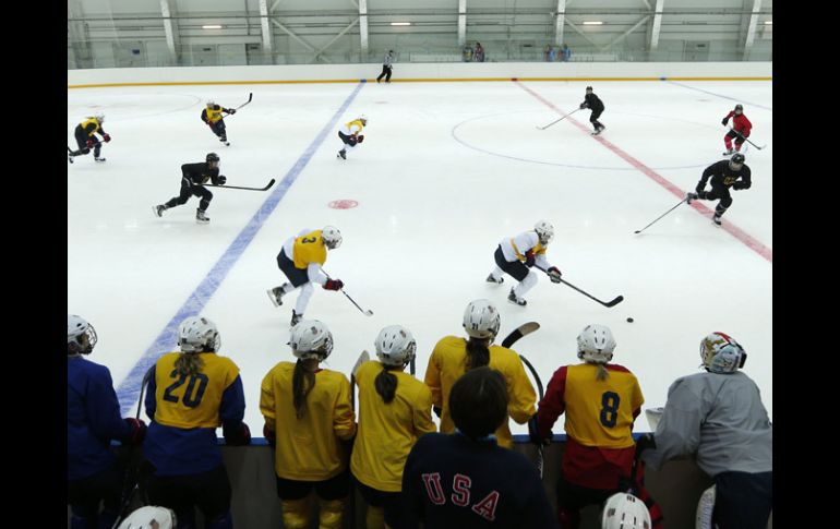 El equipo femenil de los EU entrena en Sochi previo al arranque de las competencias. AP /