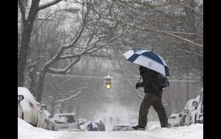 La nevada en NY ha desquiciado el transporte público, bloqueado carreteras y provocado la cancelación de miles de vuelos. AP /