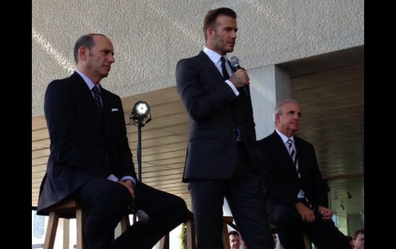 David Beckham, el comisionado de la MLS, Don Garber (i) y el alcalde de Miami, Carlos Giménez (d). Foto: @axloliver. ESPECIAL /