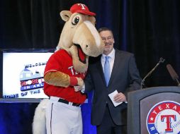 Aquí, el presidente de Globe Life Bill Leavell, con la mascota del cuadro texano. AP /