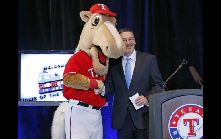 Aquí, el presidente de Globe Life Bill Leavell, con la mascota del cuadro texano. AP /