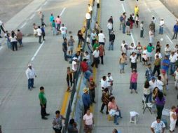 La autopista estuvo bloqueada por varias horas. Imagen de @ReporTorres. ESPECIAL /