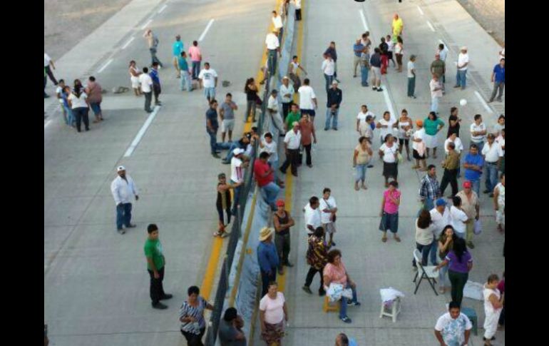 La autopista estuvo bloqueada por varias horas. Imagen de @ReporTorres. ESPECIAL /