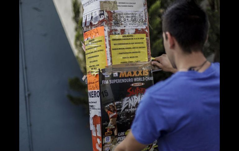 Las multas por fijar publicidad en postes y mobiliario urbano son de entre 336 y tres mil 364 pesos por poste. ARCHIVO /