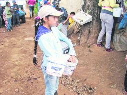 Una 'niña jornalera' en el campo detectado por la secretaría del trabajo en Mazamitla. ESPECIAL /