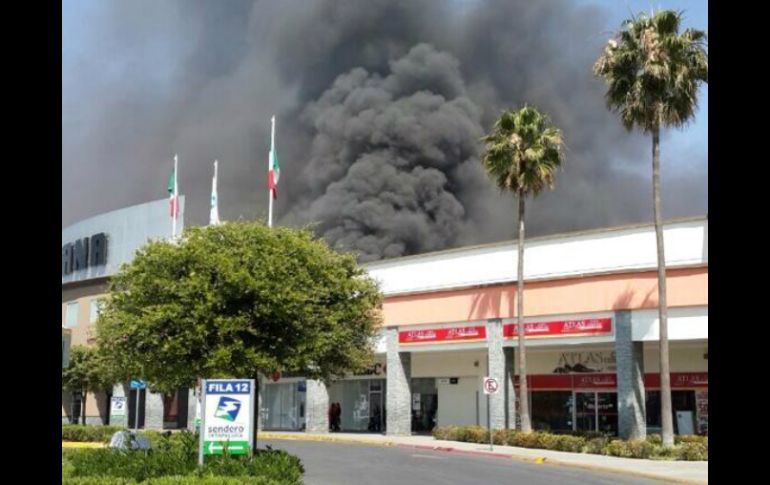 Reportes indican que el fuego comenzó en una tienda departamental y se expandió a locales aledaños.  TOMADA DE @albertomty  /