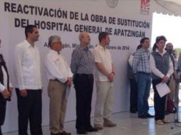 Los funcionarios presentaron la reactivación de la obra para el Hospital General de Apatzingán. Foto: @gobmichoacan. ESPECIAL /