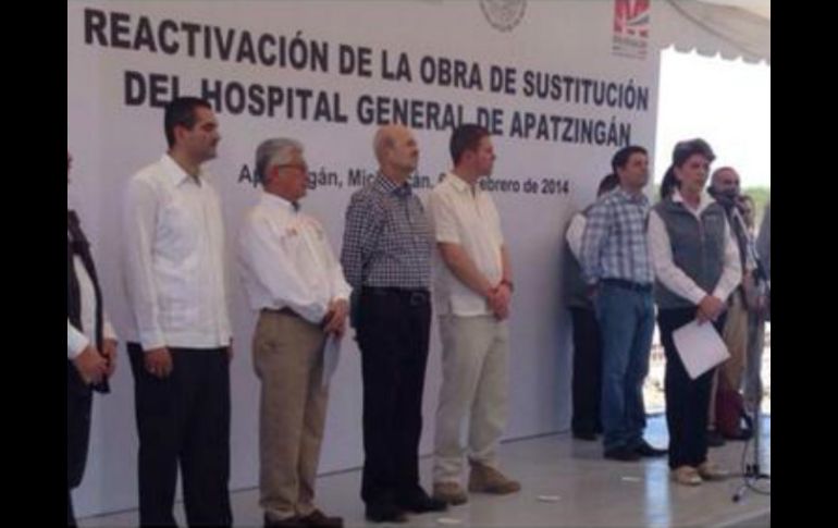 Los funcionarios presentaron la reactivación de la obra para el Hospital General de Apatzingán. Foto: @gobmichoacan. ESPECIAL /