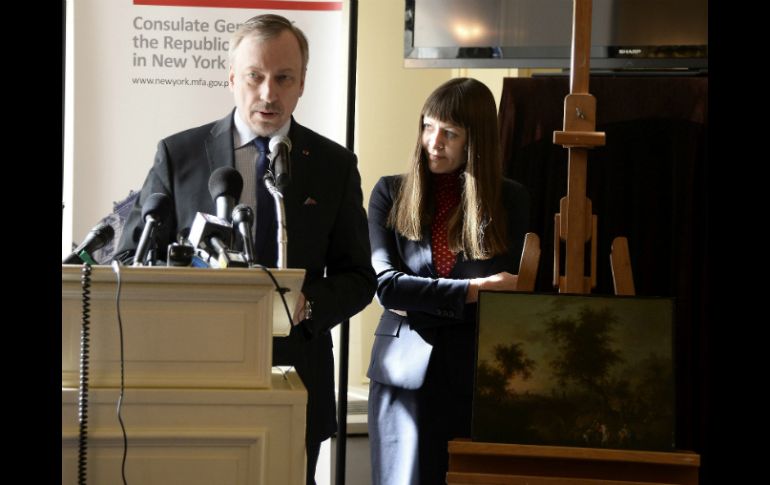 El ministro de cultura polaco Bogdan Zdroewski pronuncia unas palabras durante la ceremonia de transferencia del cuadro. EFE /