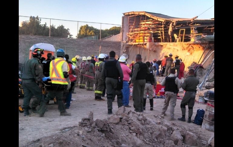 Foto de las acciones de los cuerpos de rescate en el lugar del derrumbe.  /