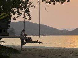 Una pareja permanece junto el mar al atardecer. ARCHIVO /