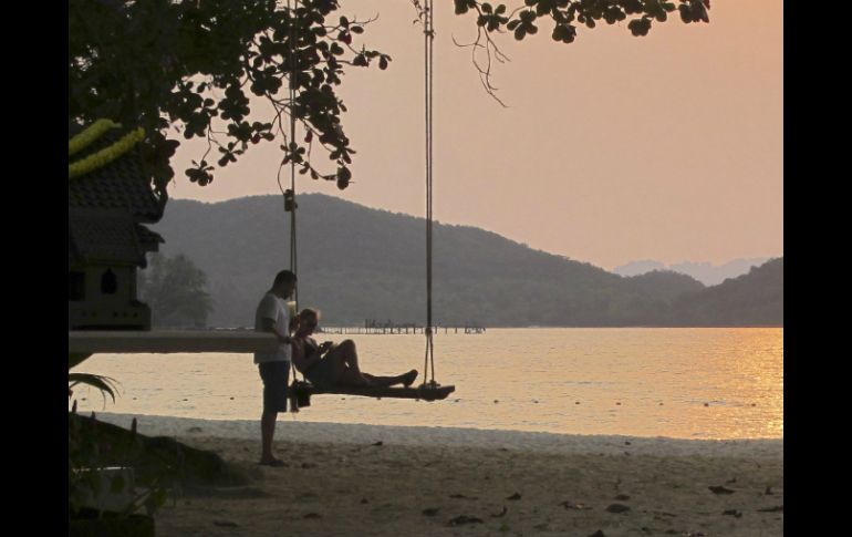 Una pareja permanece junto el mar al atardecer. ARCHIVO /