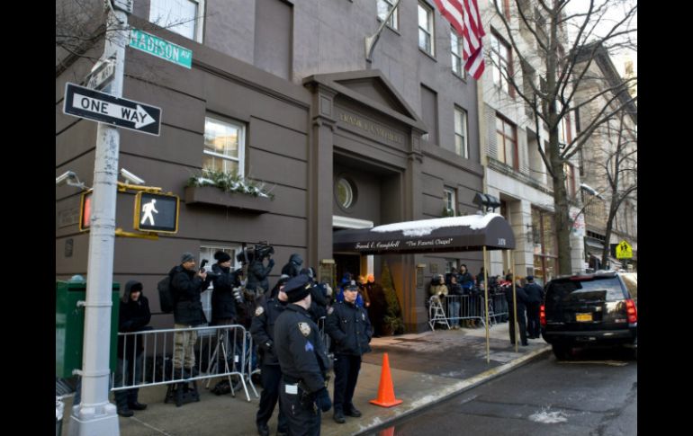 Periodistas y policías permanecen a las afueras del lugar donde se lleva a cabo el velorio del actor Philip Seymour Hoffman. EFE /