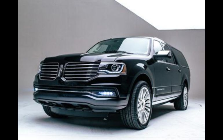 La Lincoln Navigator 2015, que regresa con la emblemática división de la parrilla en forma de alas. Foto: @LincolnMotorCo. ESPECIAL /