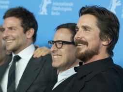 El actor Bradley Cooper, junto al director David O. Russell y Christian Bale exhibieron hoy en Berlín la película 'American Hustle'. AP /