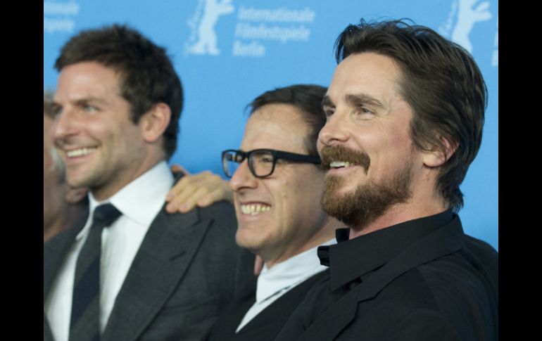 El actor Bradley Cooper, junto al director David O. Russell y Christian Bale exhibieron hoy en Berlín la película 'American Hustle'. AP /