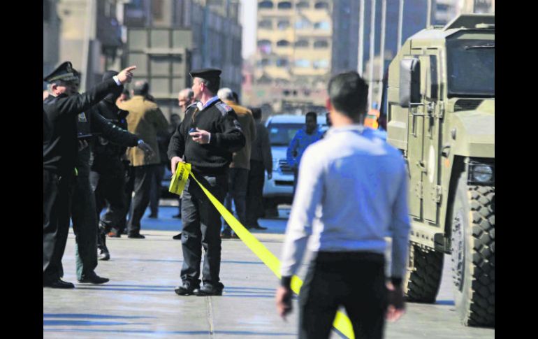 Un agente acordona el lugar donde explotaron dos bombas de fabricación casera. EFE /