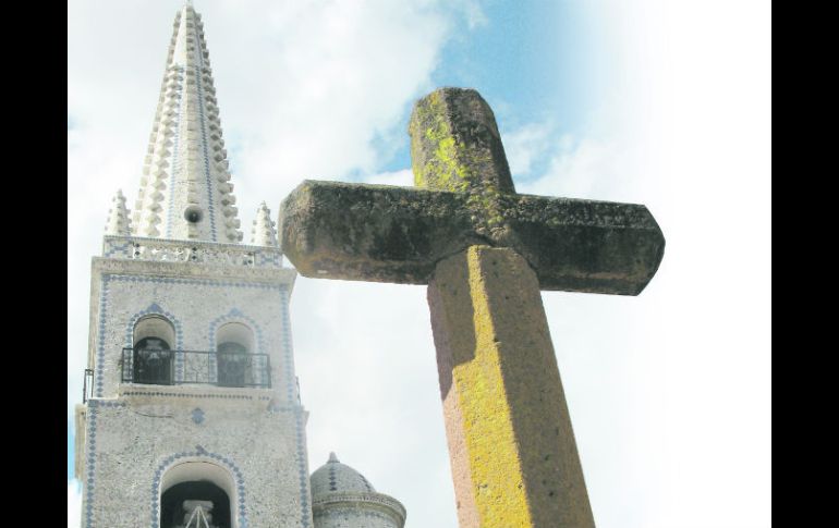 En Guachinango, dos cruces distintas parecieran hablar de dos religiones diferentes en dos épocas distantes.  /