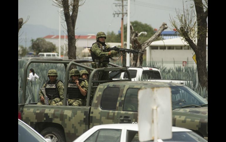 Al lugar arriban elementos del Ejército y la Policía Estatal, quienes decomisaron tres camionetas y armas. ARCHIVO /