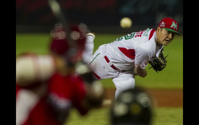 El lanzador de los Naranjeros de Hermosillo de México, Jesús Delgadillo, lanza la pelota contra los Indios de Mayaguez. EFE /