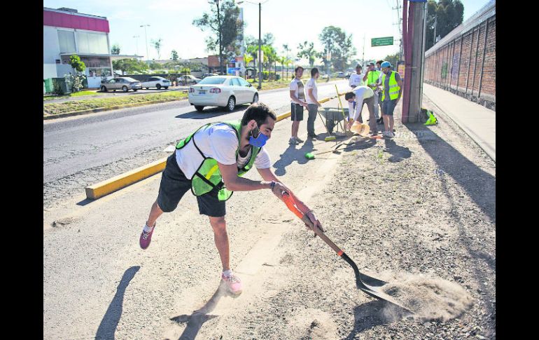 Estudiantes limpiaron ayer la ciclovía de Camino al ITESO.  /