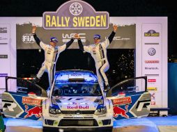 Jari-Matti Latvala y su copiloto Miikka Anttila en el podio del Rally de Suecia 2014. EFE /