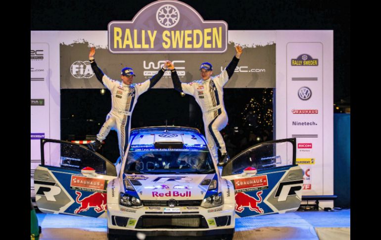 Jari-Matti Latvala y su copiloto Miikka Anttila en el podio del Rally de Suecia 2014. EFE /