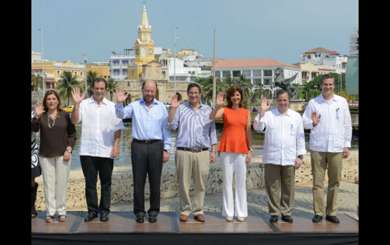 Los ministros de Exteriores de la alianza se toman la foto oficial en la explanada del Centro de Convenciones. NTX /