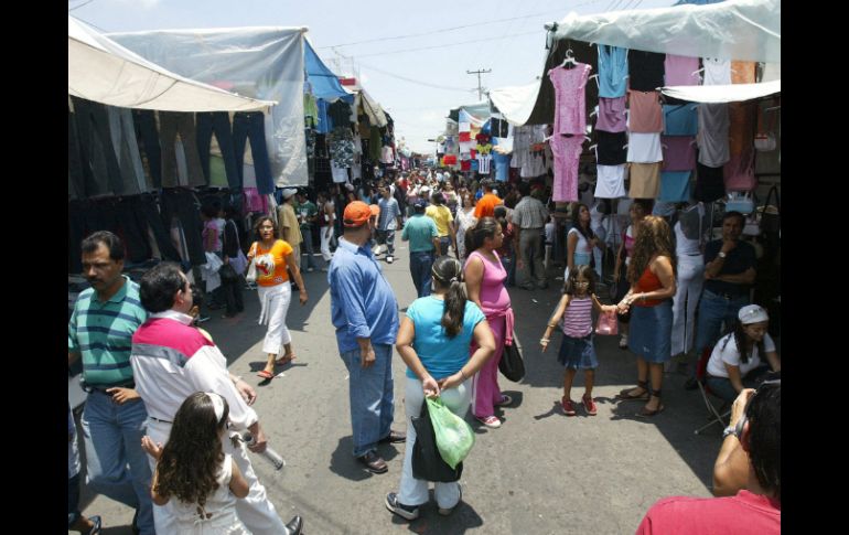 El tianguis de Santa Tere, se instala por las calles de Andrés Terán y Ramos Millán y desde Angulo hasta Juan Álvarez ARCHIVO /