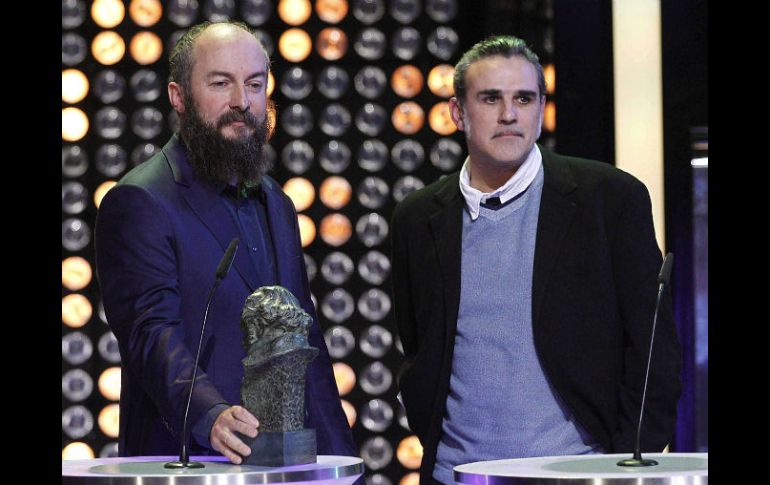 Arturo García  y José Luis Arrizabalaga, reciben el Goya a la 'Mejor dirección artística' por 'Las Brujas de Zugarramurdi'. EFE /
